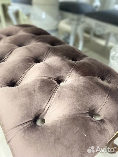 Банкетка с каретной стяжкой. столы стулья