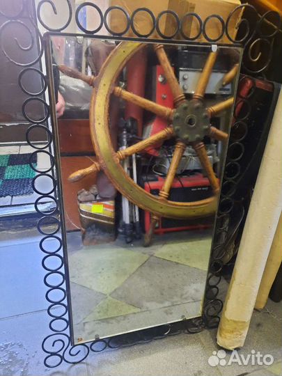 Красивое зеркало в ажурной металлической раме