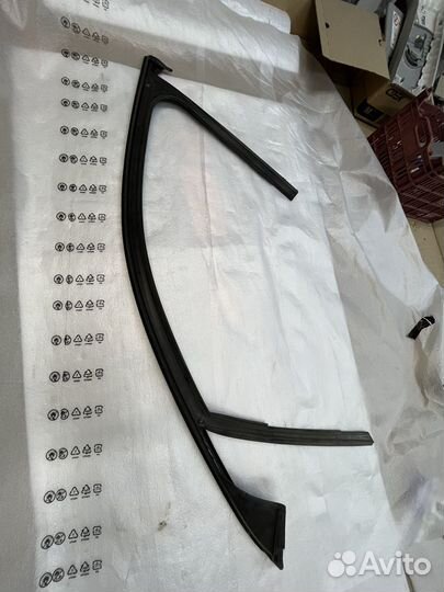 Уплотнитель стекла двери передний правый