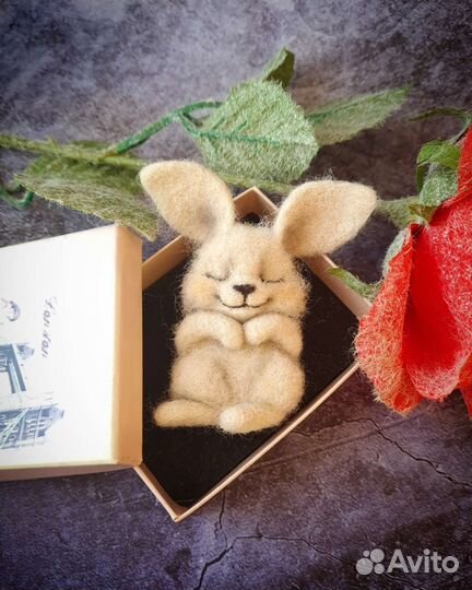 Заяц, брошь из шерсти