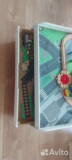 Игровой стол с деревянной железной дорогой