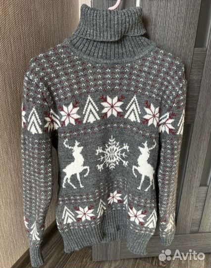 Два новогодних классических свитера из шерсти