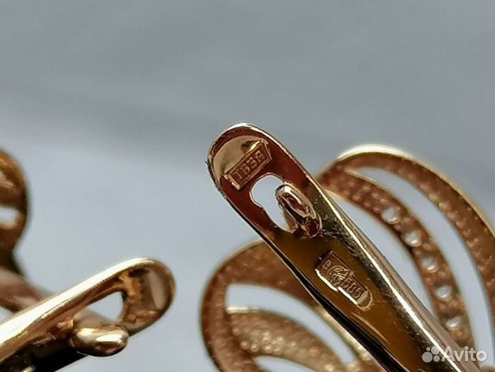 Золотые серьги 585 пробы массой 2.88 грамма