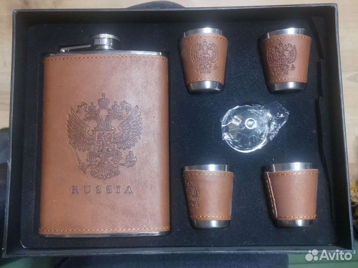 Фляжка со стопками