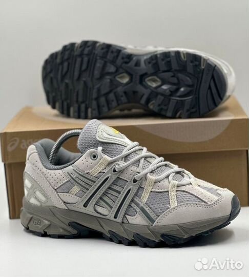 Бежевые кроссовки Asics Sonoma