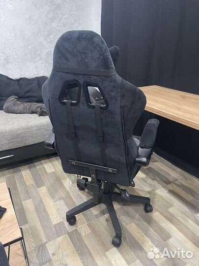 Компьютерное кресло и стол