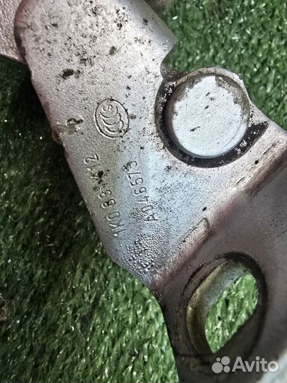 Петля передней правой двери Фольксваген Джетта 5