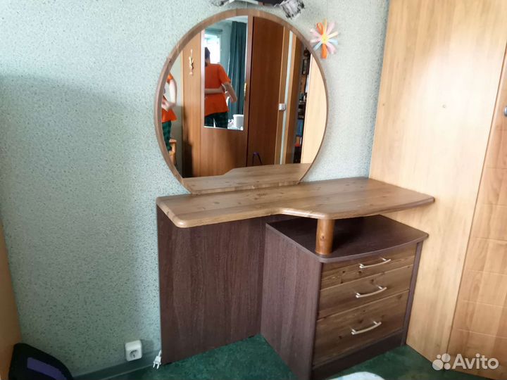 Туалетный столик с зеркалом