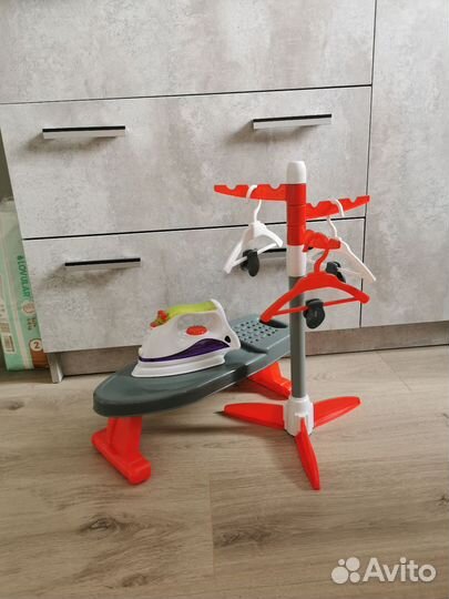 Игрушечный утюг и швейная машинка для девочки