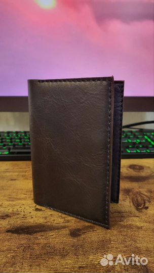 Кожаная обложка на паспорт ручной работы