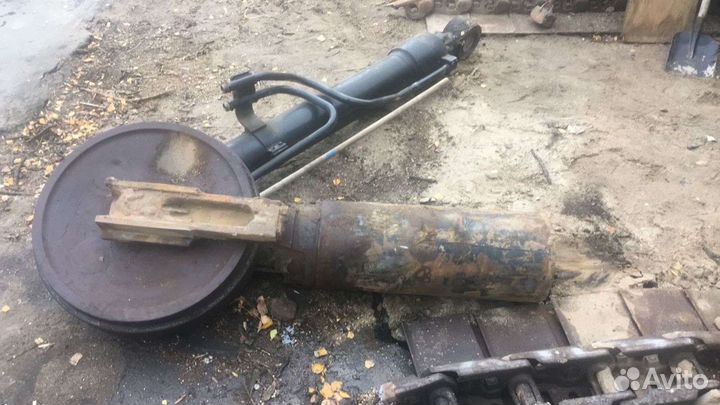 Ленивец с пружиной в сборе, На CAT 336 DL