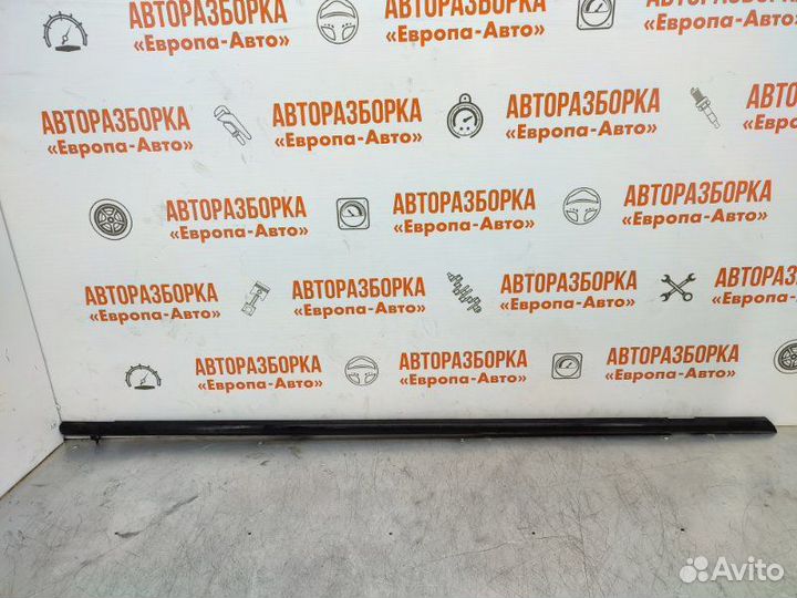 Уплотнитель передний правый Honda Civic 4D седан