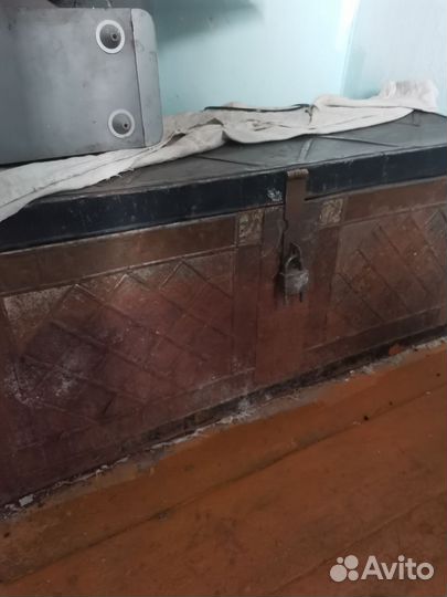 Сундук старинный