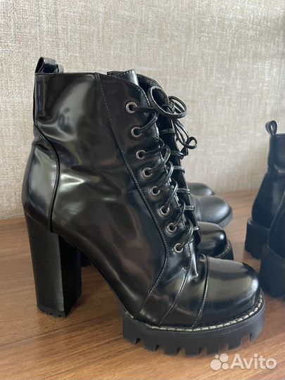 Продам три пары осенних ботинок