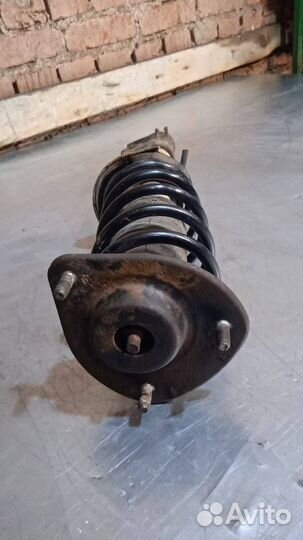 Стойка амортизатора передняя правая Mitsubishi