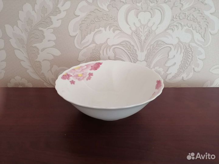 Салатники, миски, тарелки. Столовая посуда