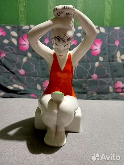 Девушка с зеркалом статуэтка