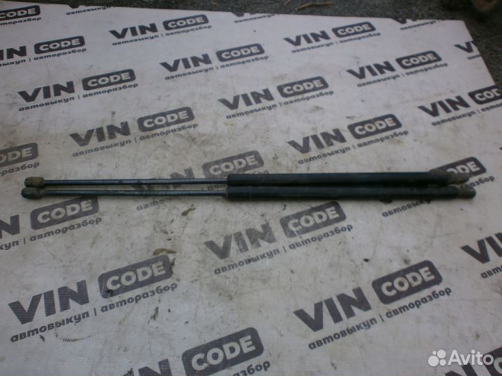 Амортизаторы крышки багажника Фольксваген Кадди 3