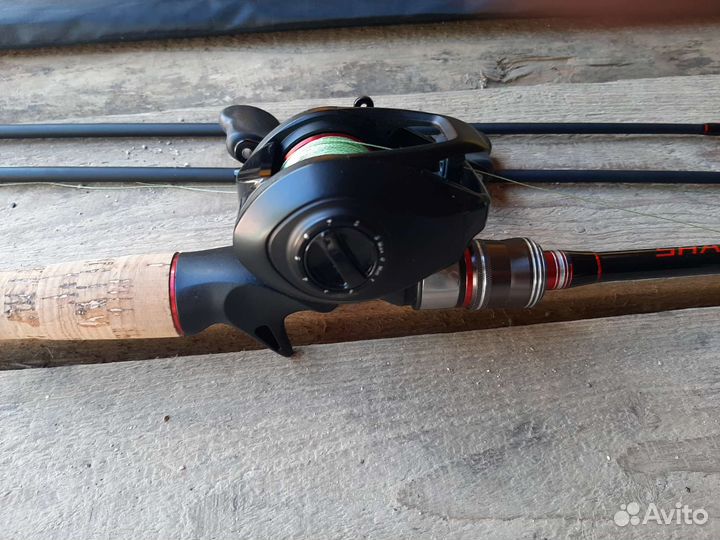 Кастинговый спиннинг с катушкой