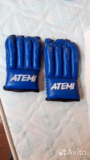 Перчатки спортивные и накладки на голень