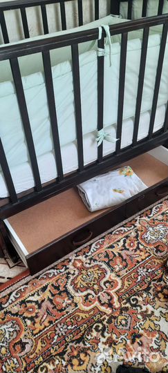 Детская кроватка с поперечным маятником