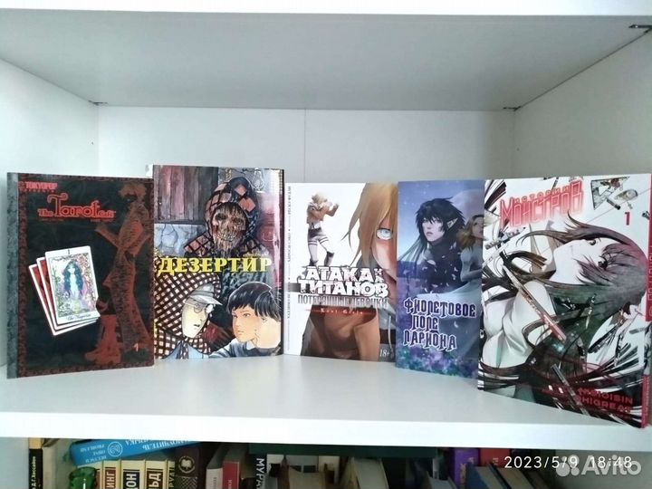Манги и статуэтка