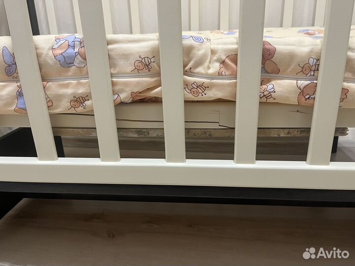 Детская кроватка с продольным маятником