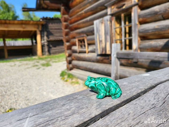Малахитовая фигурка