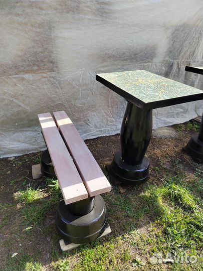 Стол и лавочка на кладбище