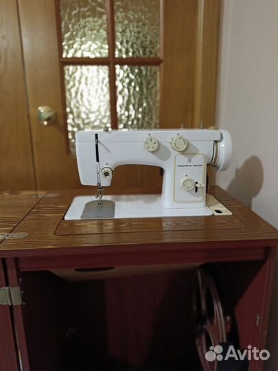 Швейная машина Чайка 142