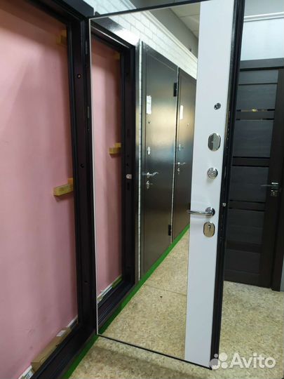 Двери входные с зеркалом
