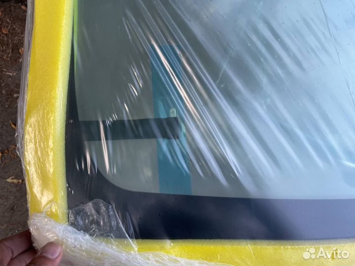 Лобовое стекло на Land Rover Defender Оригинал