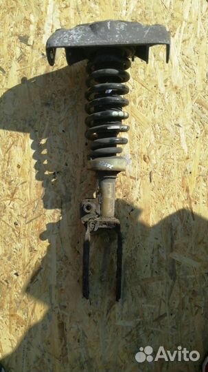 Стойка амортизатора передняя правая Volkswagen