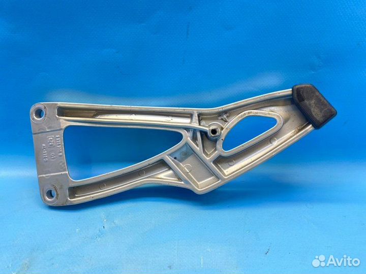 Кронштейн упора ноги, подножки задний правый Bmw