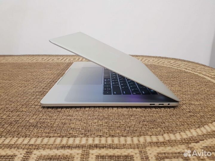 Apple MacBook pro 15 2017 1 цикл