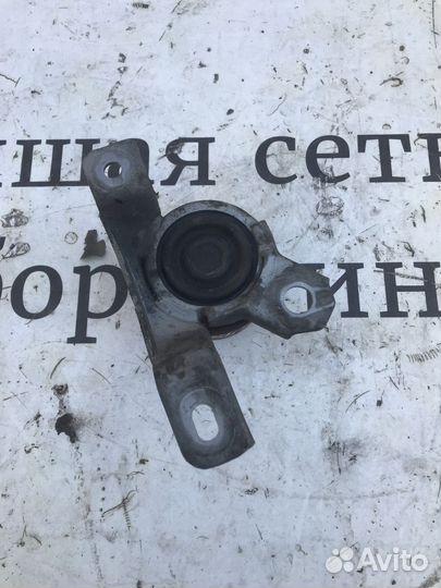 Опора двигателя правая Land Rover Freelander