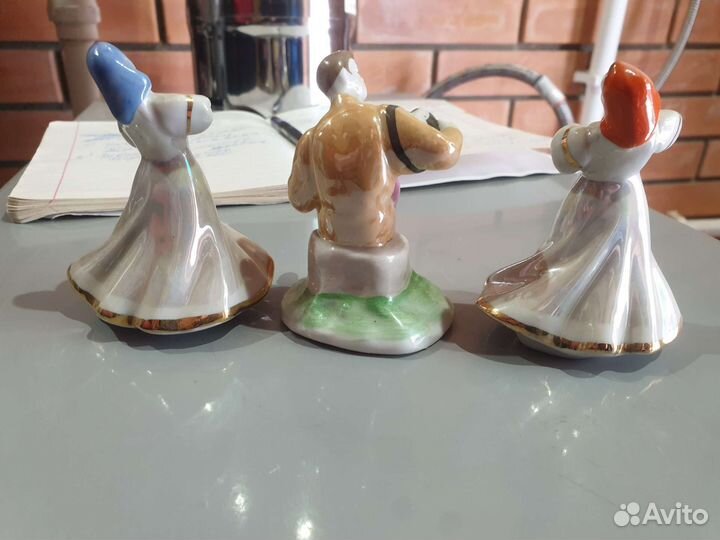 Гармонист и две плясуньи статуэтки