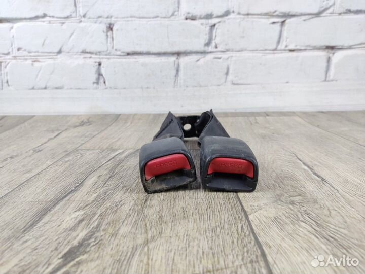 Фиксатор ремня безопасности задний правый Carina E