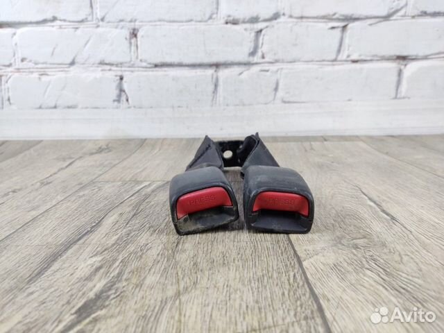 Фиксатор ремня безопасности задний правый Carina E