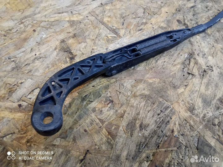 Поводок дворников правый Audi 80