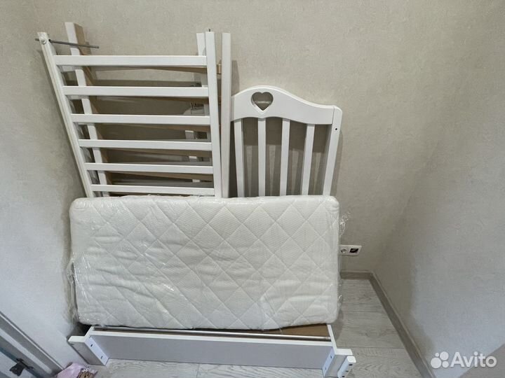 Детская кроватка с маятником и ящиком