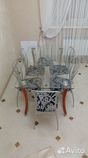Продаётся кухонный стол со стульями