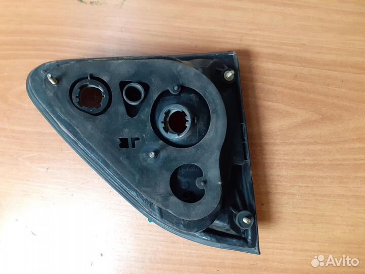 Вставка багажника правая toyota harrier MCU10W