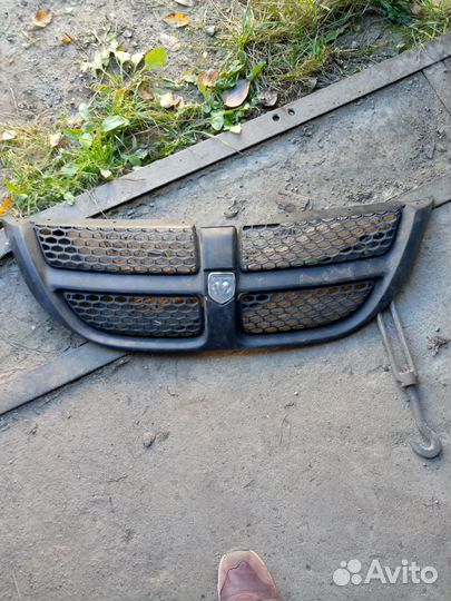 Решетка радиатора Dodge caravan