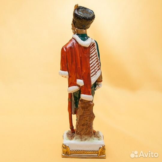 Фарфоровая статуэтка солдат