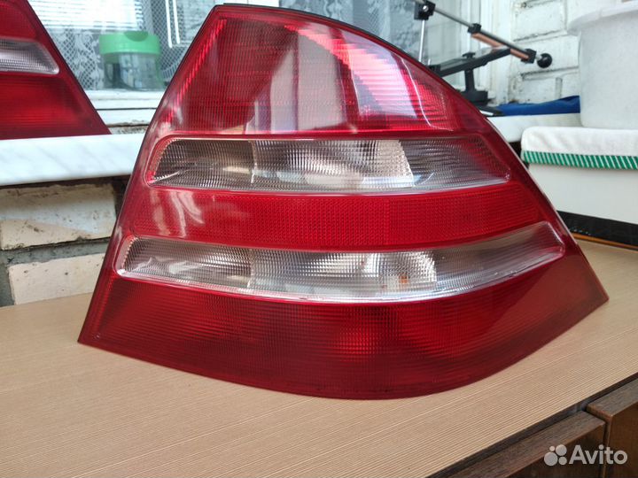 Задний правый фонарь w220