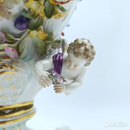 Ваза Meissen с лепными цветами и амурами 19 век
