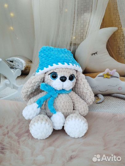 Вязаные игрушки ручной работы - зайка