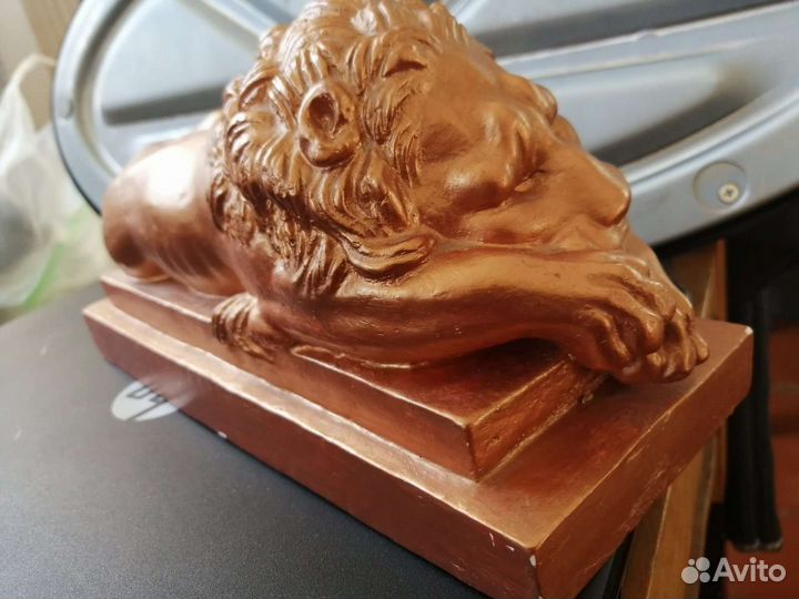 Статуэтки львов