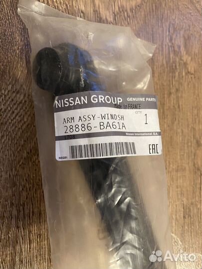 Поводок стеклоочистителя на Nissan Juke 2012